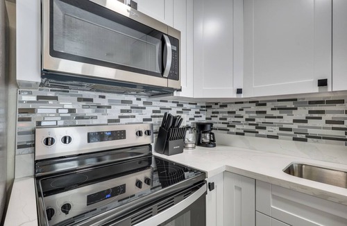 Miami Gardens Cottage | Close to Hard Rock Stadium! Group Getaway w/Yard