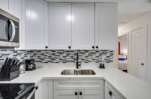 Miami Gardens Cottage | Close to Hard Rock Stadium! Group Getaway w/Yard