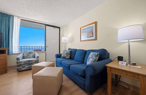 Northeast Virginia Beach Condo | Coastal 1BR Condo w/Indoor Pool & Ocean Access