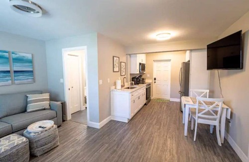 East Central Boulevard Apartment | Coastal Breezes -Walk to the Beach