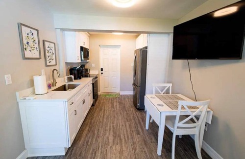 East Central Boulevard Apartment | Coastal Breezes -Walk to the Beach