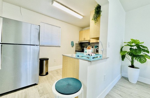 Eastern Shores Apartment | Coastal Charm: Waterfront, Free Parking, walk to the beach