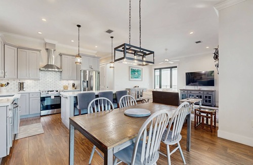 Bowens Addition House | Coastal Chic Snowbird-Friendly Home with Central AC, High-Speed WiFi, and Washer/Dryer