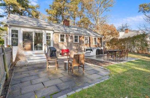 Harwich Port House | Coastal comfort near beaches and walking distance to Harwich Port!