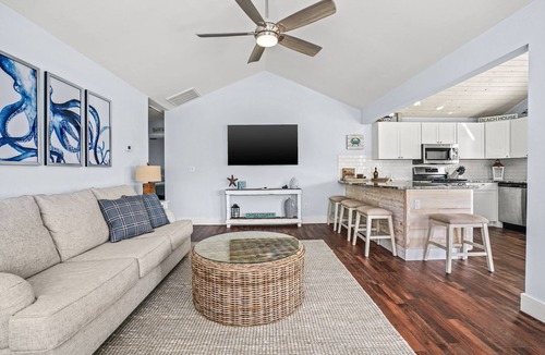 Deep Hole House | Coastal Cottage | Remodeled 3BR Oyster Bay II Retreat w/Beachy-Chic Decor, Single-Level Comfort