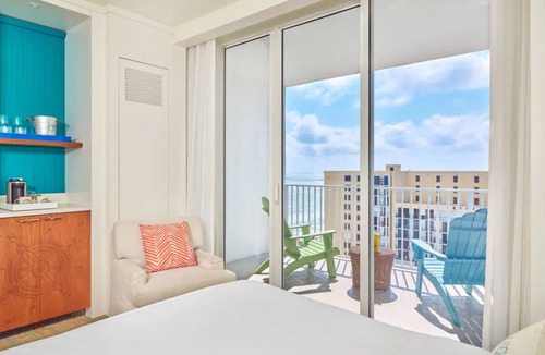 Hollywood Hotel | Coastal Escape Ideal for Relaxation with Outdoor Swimming Pool and Pet-Friendly