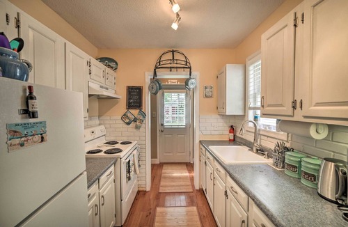 Chesapeake Beach Cottage | Coastal Pet-Friendly Cottage < 1/2 Mi to Beaches