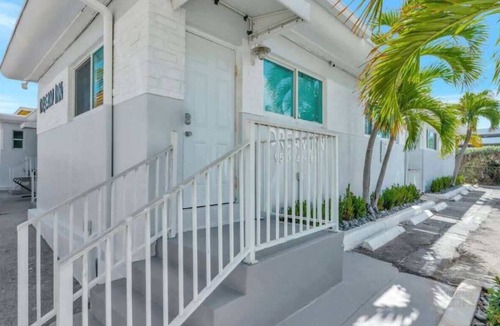 Hollywood Apartment | Coastal Retreat ONLY 1 block from the beach!