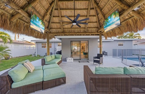Lighthouse Point House | Coastal Retreat Near the Beach | sleeps 10