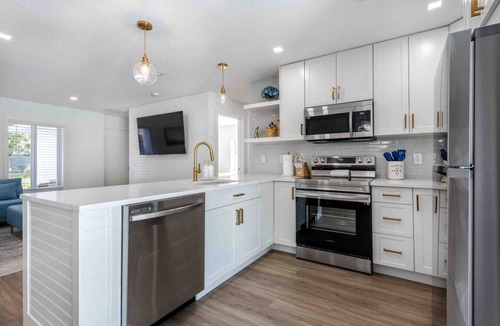 Delray Beach Apartment | Coastal Splash/4BR Pool/Golf Cart 5 mins to DT