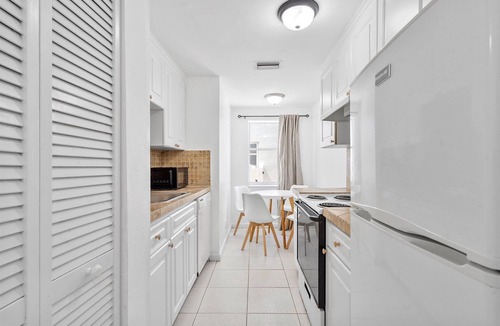 Hollywood Lakes Apartment | Coastal Sunset