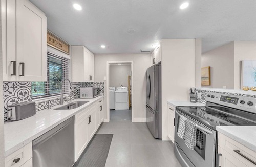 Southwest Coconut Grove House | Coconut Bungalow - Modern 3/1 in Grove Bay