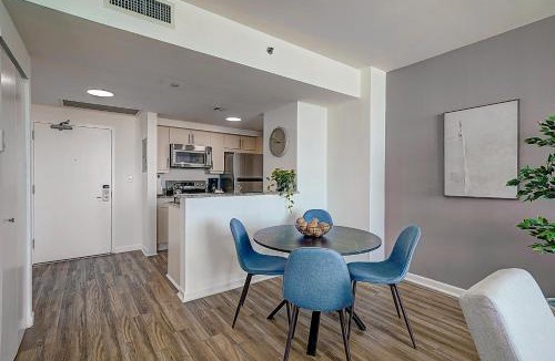 Coconut Grove House | Coconut Grove 1 bedroom condo parking included