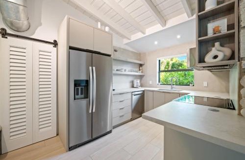 Southwest Coconut Grove House | Coconut Grove Mid-Century Jungle Oasis