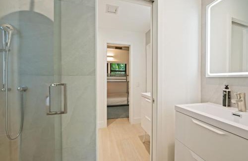 Southwest Coconut Grove House | Coconut Grove Mid-Century Jungle Oasis