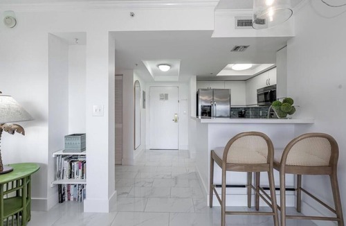 Coconut Grove Apartment | Coconut Grove Retreat, bayviews, 1 park incl, wkspace, Smart TV, Pool/hottub"