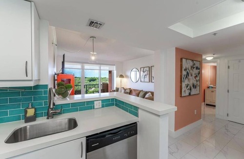 Coconut Grove Apartment | Coconut Grove Retreat, bayviews, 1 park incl, wkspace, Smart TV, Pool/hottub"