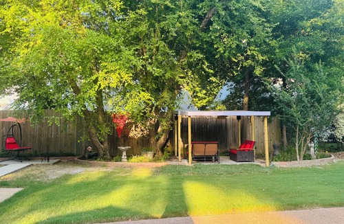 East Central Shelby House | Collierville Guesthouse on 3 acres with pool