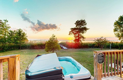 Kitty Hawk House | Colonial Sound Front Home w/Private Hot tub, Screened Porch and Full Kitchen