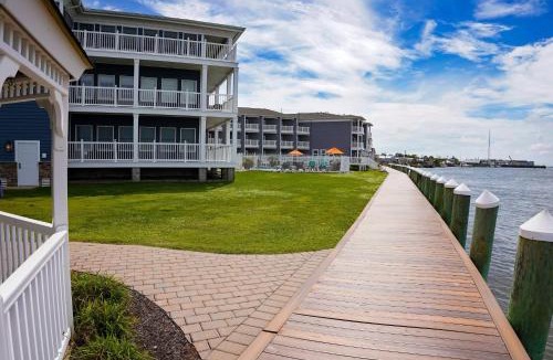 Chincoteague Hotel | Comfort Suites Chincoteague Island Bayfront Resort