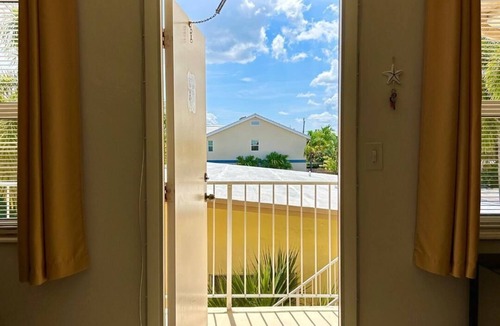 Lauderdale-by-the-Sea Apartment | comfortable apartment five minutes walk from the Beach