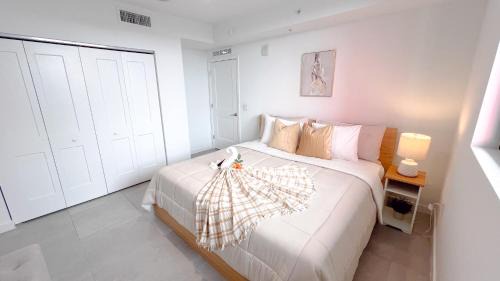 Overtown Apartment | Comfortable 2BR Apartment with Pool and Gym, Steps from Jackson Memorial
