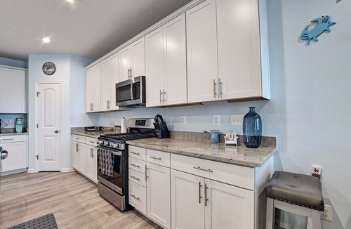 Frankford House | Comfortable 3 Bedroom 2.5 bath Townhouse in Ocean View Beach Club Community! Wifi Available, Pool, Fitness Center, Sauna, Weekend Beach Shuttle!