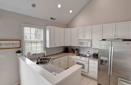 Ocean View House | Comfortable 3 bedroom Townhome just a short walk from amentiies! Pool, WIFI, Shuttle service, Beach Town!