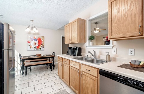 James City House | Comfortable 3 Bedroom Home with King Suite, Pool Table & Fenced Yard
