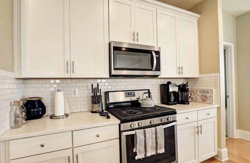 Millville House | Comfortable and Spacious 5 Bed 3 Bath House in Bishops Landing Community! Wifi Available, Pools, Fitness Center, Tennis, Beach Shuttle, Playground!