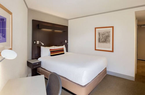 East Cambridge Hotel | Comfortable Cambridge Stay w/Spectacular Charles River Views