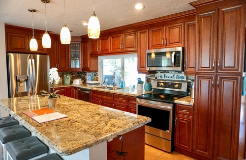 Deerfield Beach House | Comfortable home with King bed suite - close to Beach!