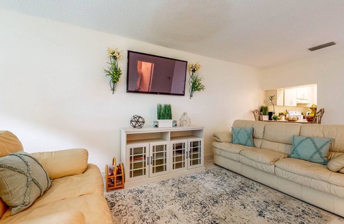 Margate House | Comfortable Townhouse with Pool Access, Full Kitchen & W/D - Dog-Friendly