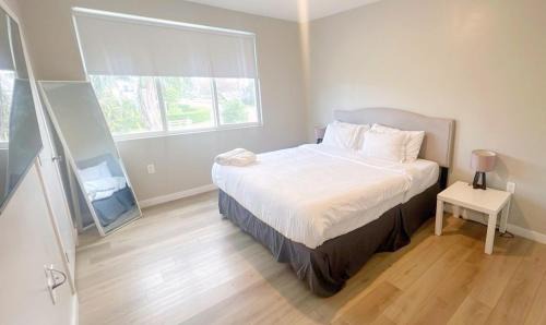 Golden Glades House | Comfortable Townhouse Near Beach Access