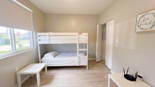 Golden Glades House | Comfortable Townhouse Near Beach Access