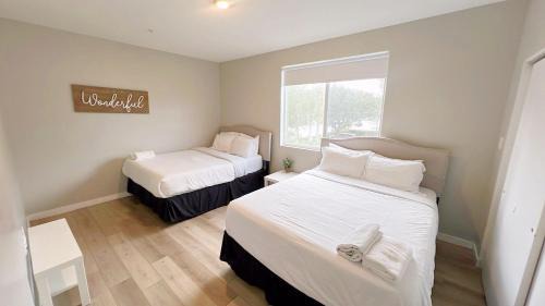 Golden Glades House | Comfortable Townhouse Near Beach Access