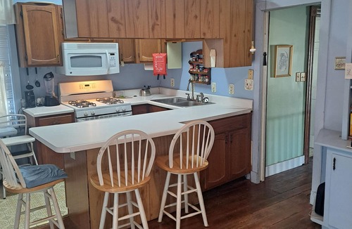 Martha Jefferson House | Comfy 2-bedroom plus loft historic building renovated, convenient to everything