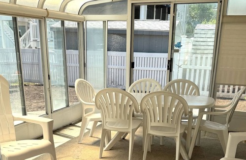 South End House | Comfy 2-brm house with porch, big yard in peaceful south Ocean City. Sleeps 6.