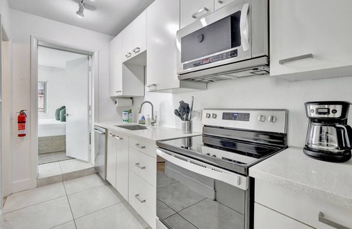 Lauderdale-by-the-Sea Apartment | Comfy 2Br 3 min to Beach Home!