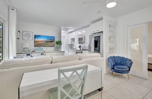 Lauderdale-by-the-Sea Apartment | Comfy 2Br 3 min to Beach Home!