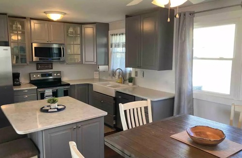 Long Neck House | Comfy 3-Bedroom Near The Beach With A Pool & Grill