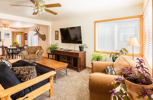Polson House | Comfy lake vaca for 6. Spend your summer exploring gorgeous Flathead Lake!