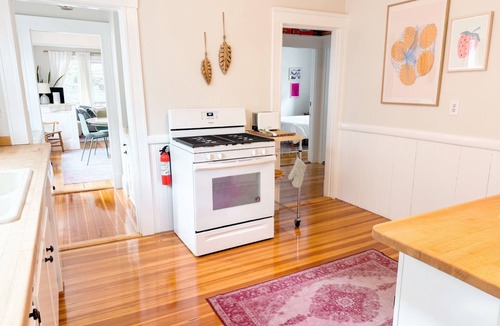 Medford Apartment | Comfy, Stylish Apt. Near Uni's, Driveway