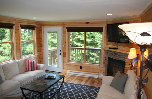 Edray House | Completely Renovated Treetop Townhome Next To Village and Slopes.