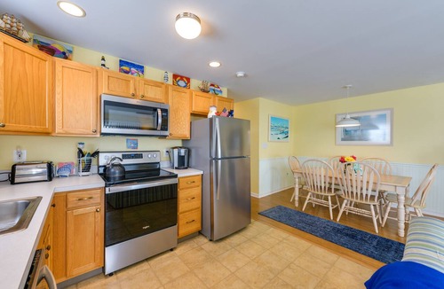 Wildwood Condo | Condo w/Deck: Walk to Beach & Convention Center!