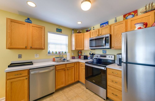 Wildwood Condo | Condo w/Deck: Walk to Beach & Convention Center!