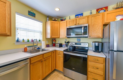 Wildwood Condo | Condo w/Deck: Walk to Beach & Convention Center!