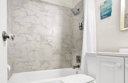 Lake Ridge Apartment | Contemporary 1BR APT+Backyard+BBQ+Nearby BEACH!