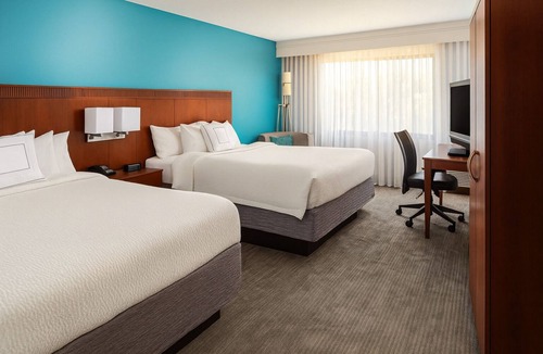 Boca Raton Hotel | Contemporary Deluxe Room Close to Beaches! Free Parking, Pet-Friendly, Pool!