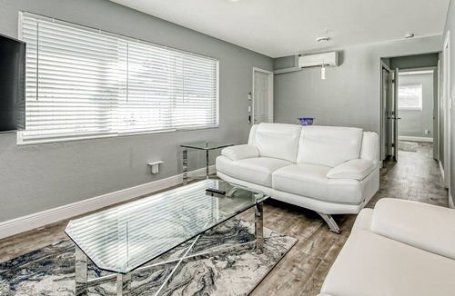 South Corals House | Contemporary gem near the beach with private heated pool & putting green